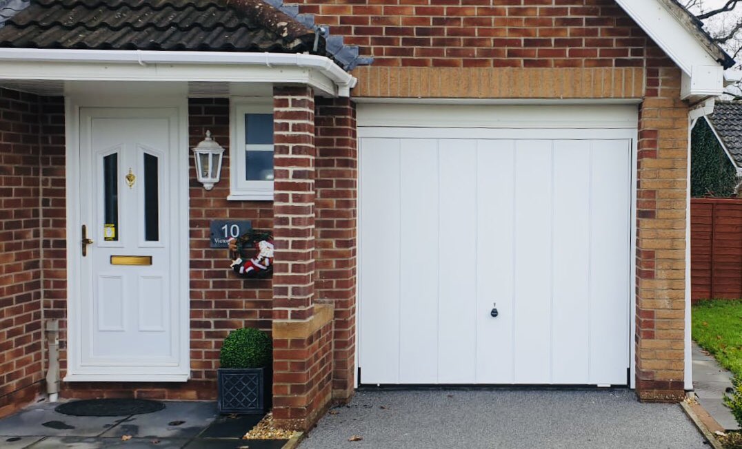 doorbuyinggroup's tweet photo. The team have been busy doing #doorinstallations before #Christmas! Here’s an install we did with a Garador Windsor Canopy #Garage #door in #Exeter. Do get in touch if you also want a door! We offer from supply, survey to installation! 08006894965

#garagedoors #door #job #exeter https://t.co/XRJUXsTVPB