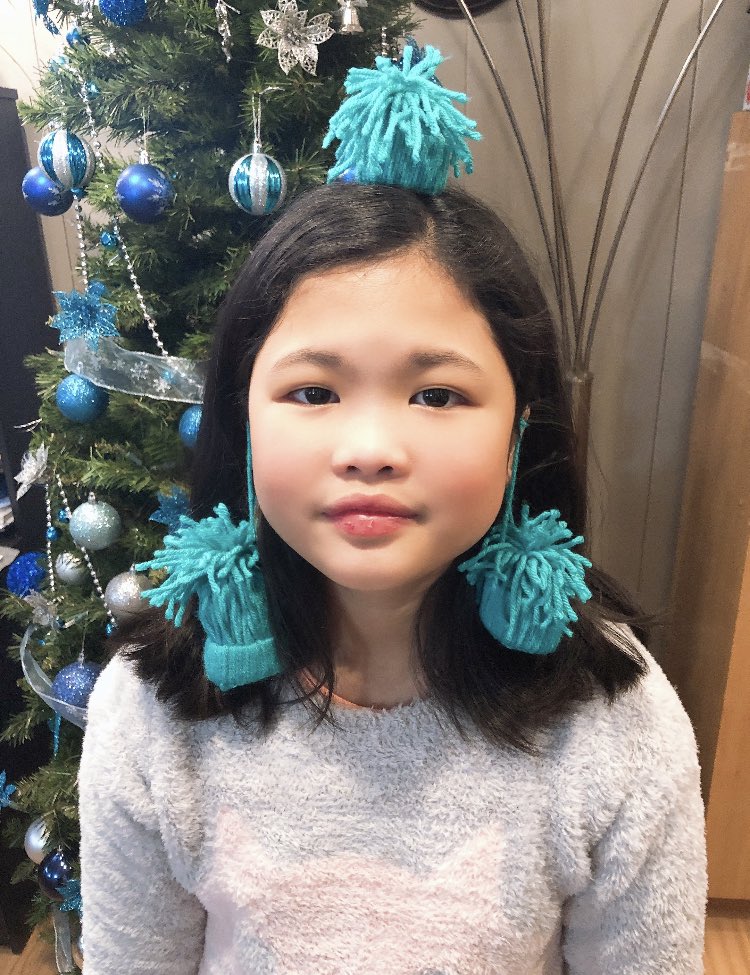 HolyVirtual's tweet image. The grade 4-6 @HolyVirtual @HolyTrinitySD class shared lots of laughter and Christmas cheer as we virtually made a Christmas craft together! #MerryChristmas #toqueornaments