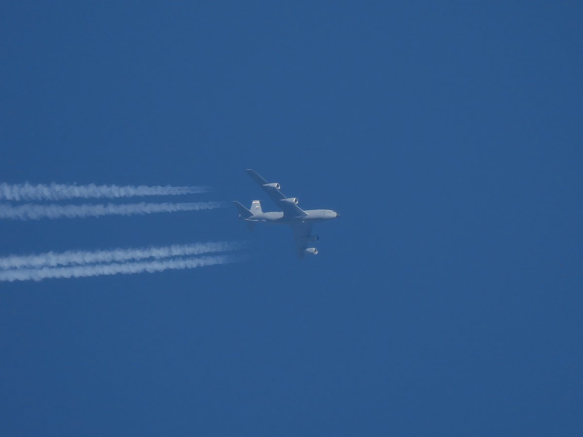 EHEH_Spotter's tweet photo. 🇺🇸United States Air Force Boeing KC135R Stratotanker (63-8007, #AE0489) as  flight #RCH880 @ FL320 

🇺🇸United States Air Force Boeing C-17A Globemaster III (00-0172, #AE0677) as U.S. Air Mobility Command flight #RCH540 @ EHEH

#potn #USAF #C17 #KC135 https://t.co/ZqQFYXnbwq