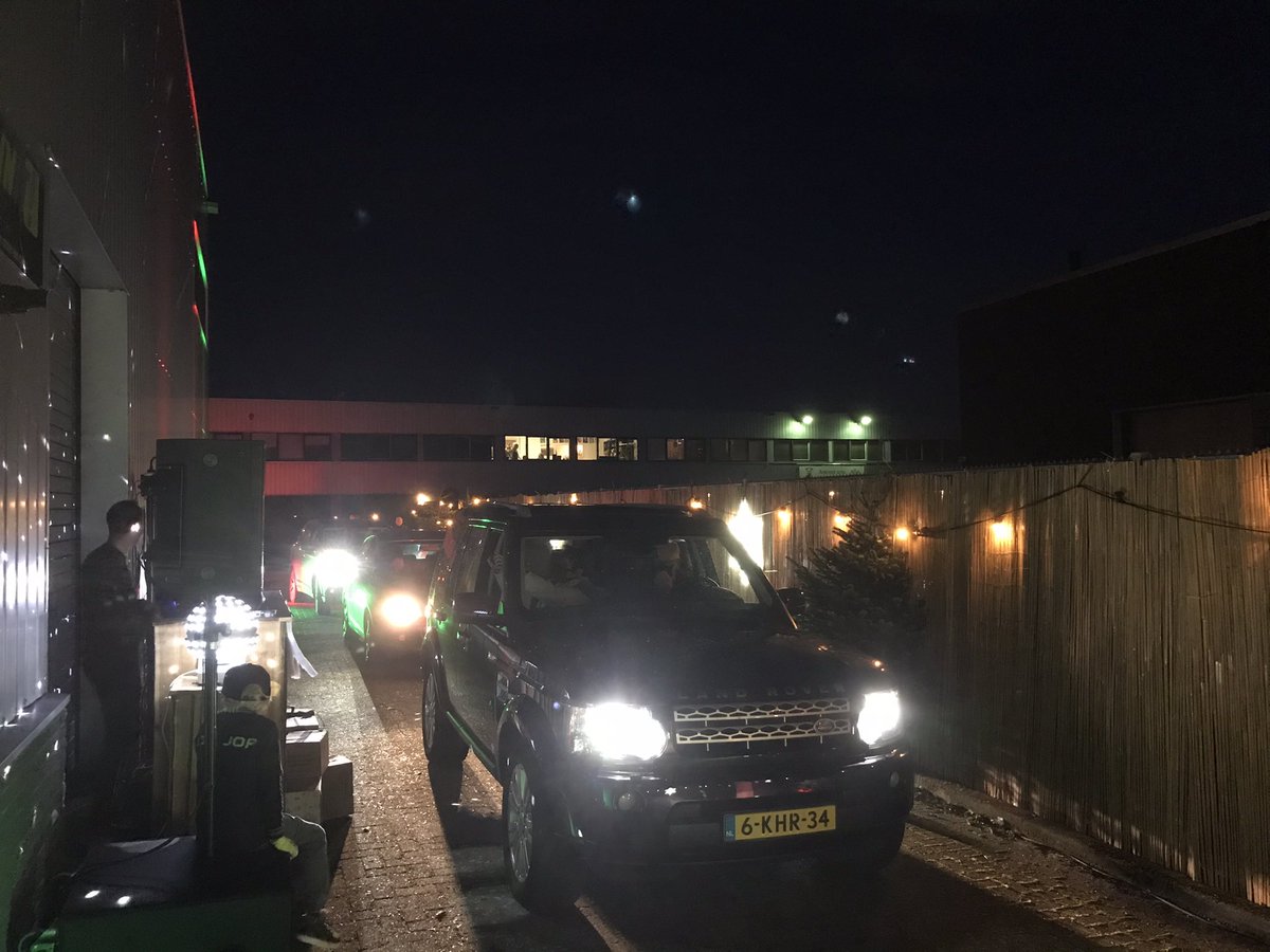 Kerstpakketten Drive Thru voor leden van <a href="/IRHtweet/">InitiatiefRijk H'gom</a>