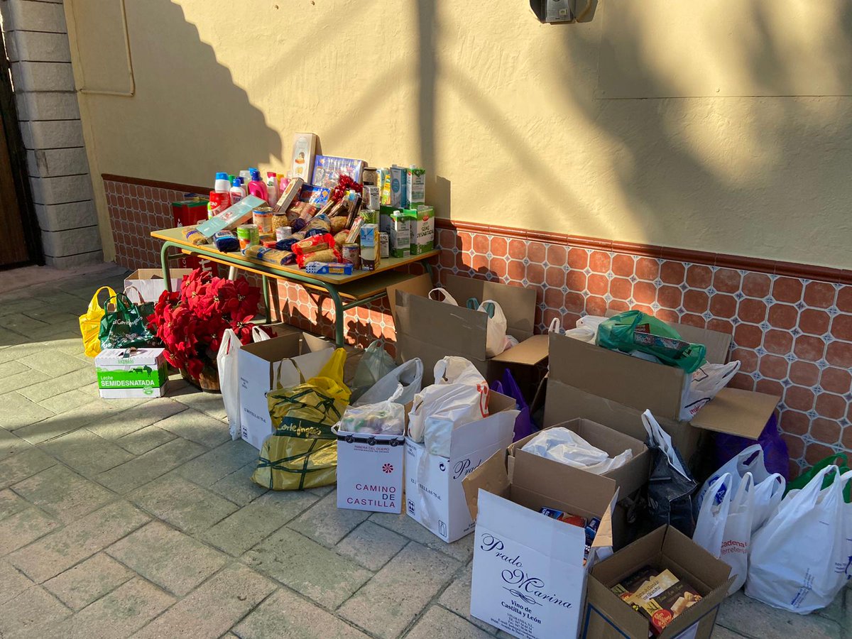 Ayto_Cartama's tweet photo. El @CEIPLOSREMEDIOS  ha realizado una campaña solidaria de recogida de alimentos y productos de higiene y los ha entregado al área de Bienestar Social para ayudar a los vecinos y las vecinas que más lo necesitan.  https://t.co/DxBZoUYrhr #Cártama https://t.co/oLUEGNFBXo