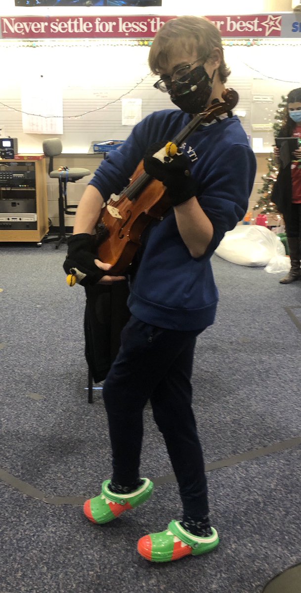 HBHS_Viola's tweet photo. CHECK OUT LUKE’S CROCS!!!✨🎻🎁☃️❄️🎄 (violas always have the best holiday fits) https://t.co/Nn5qQO9B6w