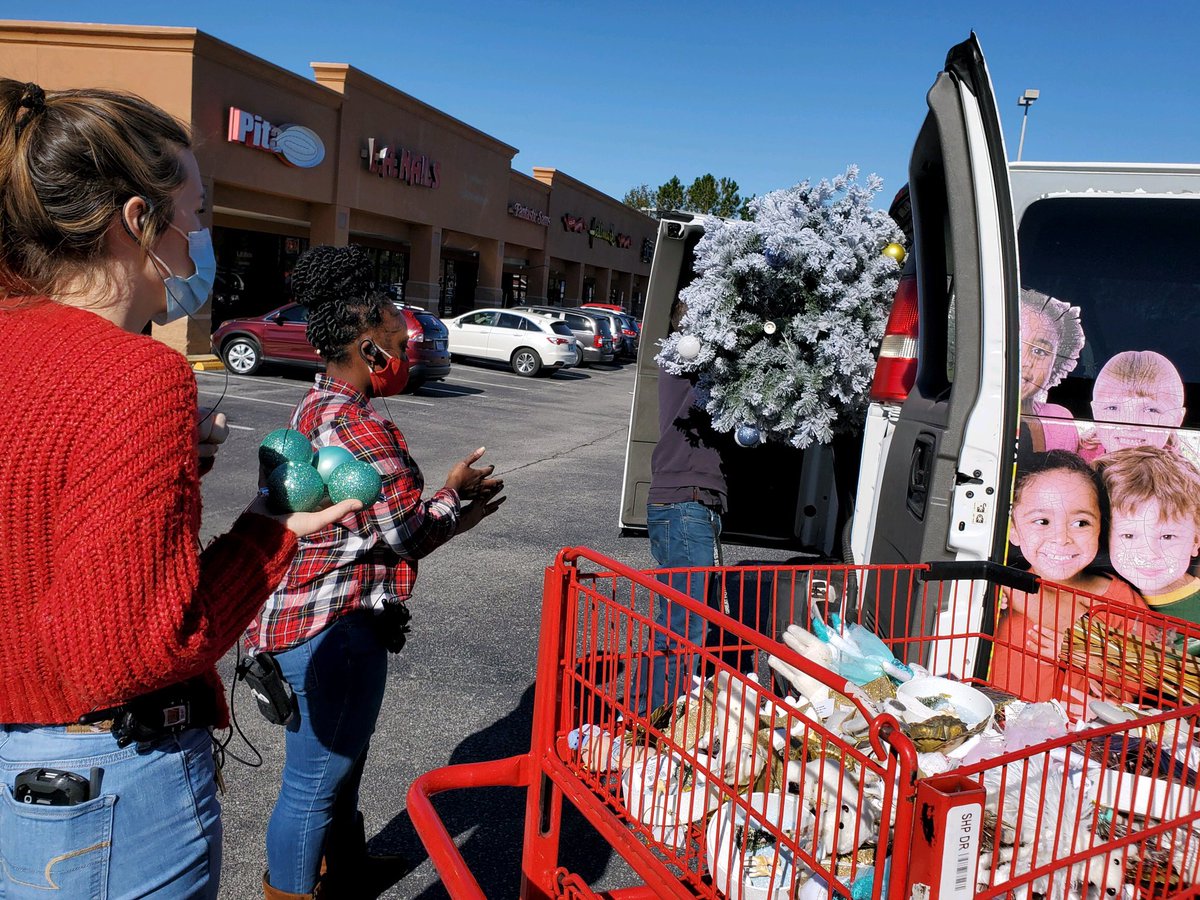ElizabethMtgt's tweet photo. We love our community!! #targetadoptafamily #pensacola #boysandgirlsclub #R300givesback #G393givesback https://t.co/K06jMaSGyA