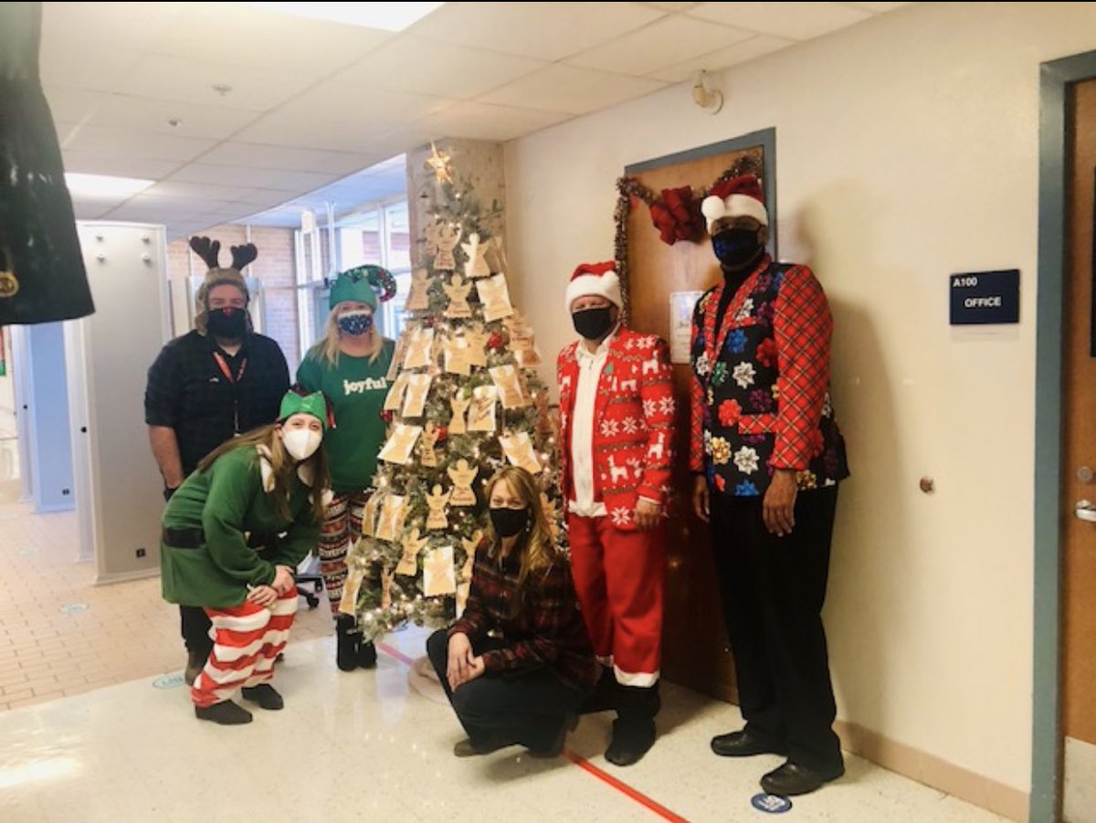 NWSecondaryDISD's tweet photo. Spreading cheer with the jolliest Jefferson principal, the incredible Mrs. Massey! @TJPatriotFB @MelodyPaschall1 @DallasISDLeads https://t.co/IOkoTkv7nS