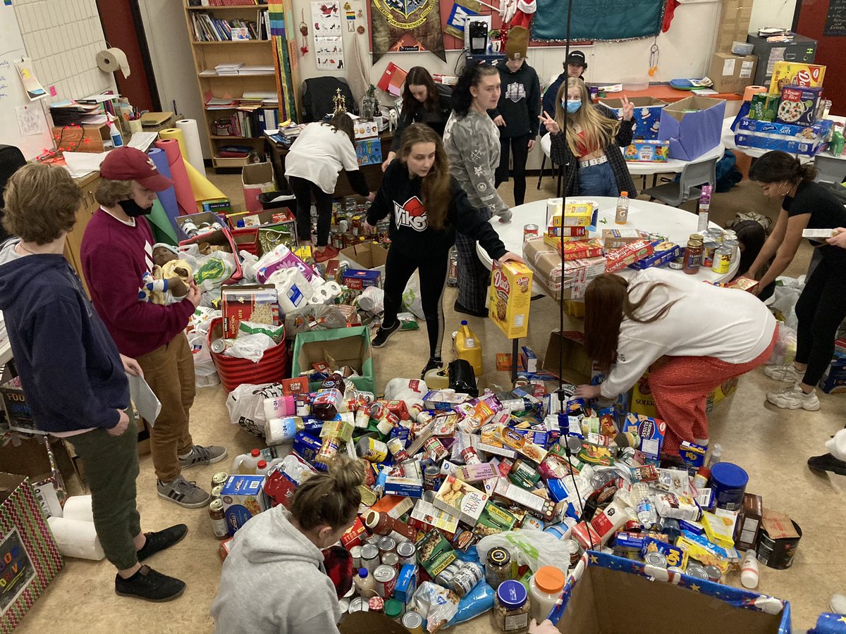 AustrianMetis's tweet photo. Valleyview Secondary School leadership 12 class with the 1854.1 lbs of food collected for the #kamloops food bank. Amazing kindness and resiliency to end 2020
#hope #lovewhereyoulive #neverworkaday https://t.co/NLYPmK2jg0