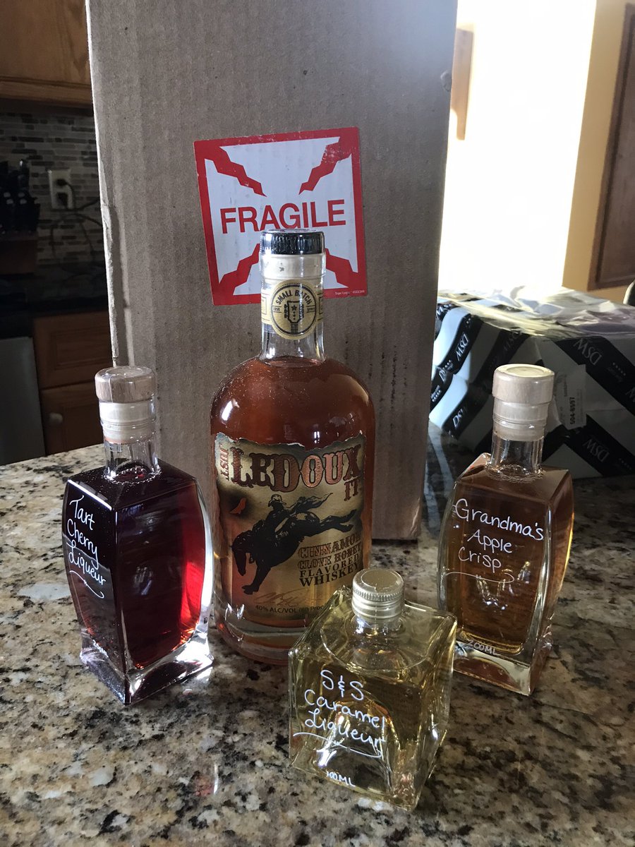 cbireline's tweet photo. FedEx was to deliver 2 packages today.  Both required signatures.  1 was a watch for twitterless Tessa (xmas gift so dont tell her) and one package was a xmas gift to myself from myself!  I wasn’t here to sign but FedEx did know my priorities and left the more important package! https://t.co/jWByjJAKG3