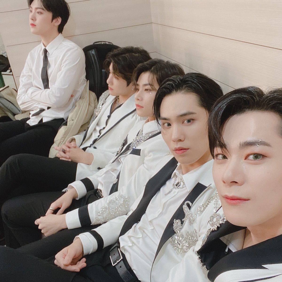 JinJinFR's tweet photo. [TWITTER] [📷] ⤐18.12.20  

— Jinjin apparaît dans un post de Rocky —

En regardant Eunwoo hyung MC, nous avons pris une photo une par une ㅋㅋ
#RockD #ChaMC #JJANG

©️offclASTRO 
eng. myngjxns 
fr. JFR 
•#P• https://t.co/jQ2WVwDpsc