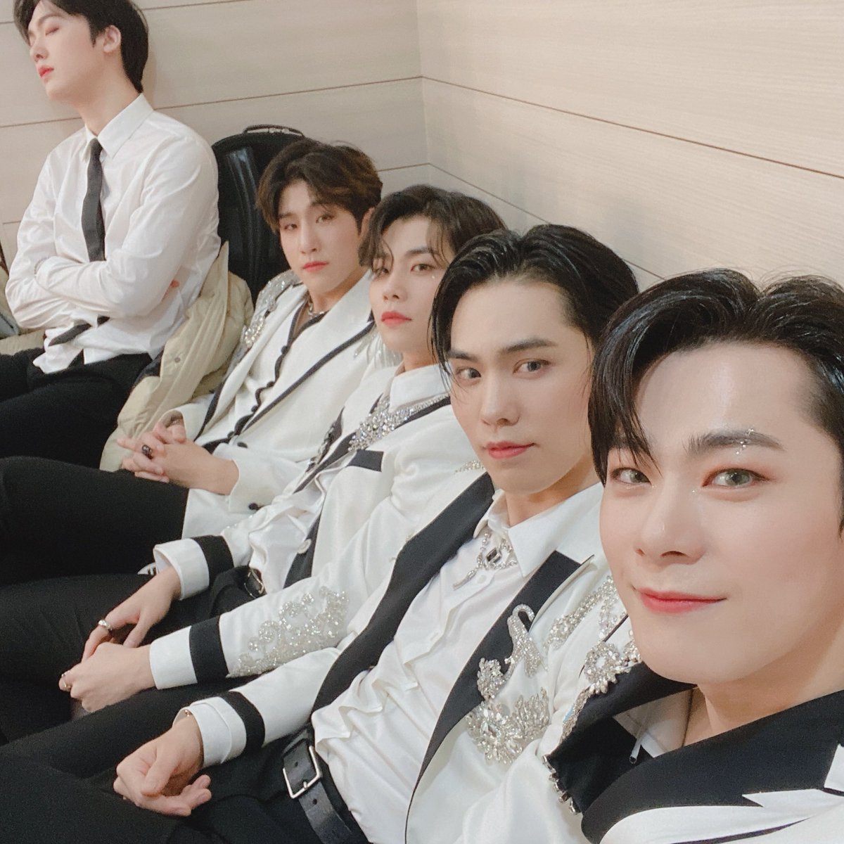 JinJinFR's tweet photo. [TWITTER] [📷] ⤐18.12.20  

— Jinjin apparaît dans un post de Rocky —

En regardant Eunwoo hyung MC, nous avons pris une photo une par une ㅋㅋ
#RockD #ChaMC #JJANG

©️offclASTRO 
eng. myngjxns 
fr. JFR 
•#P• https://t.co/jQ2WVwDpsc