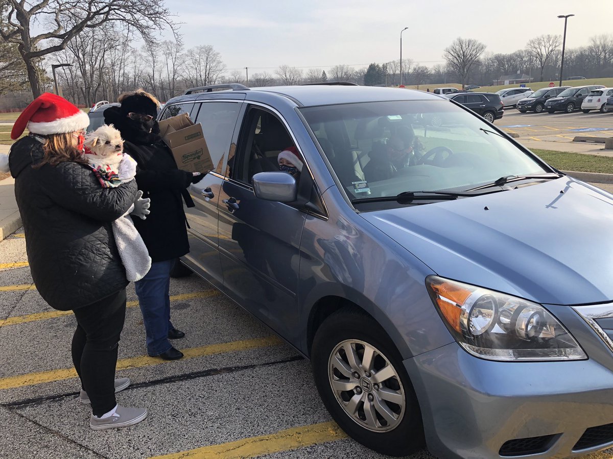 Terrific turnout of families and staff at the AVA Holiday Fly By. So great to send people off to Winter Break in person! #AViAtors <a href="/ReneeFitzEdu/">Renée Fitzsimmons</a>