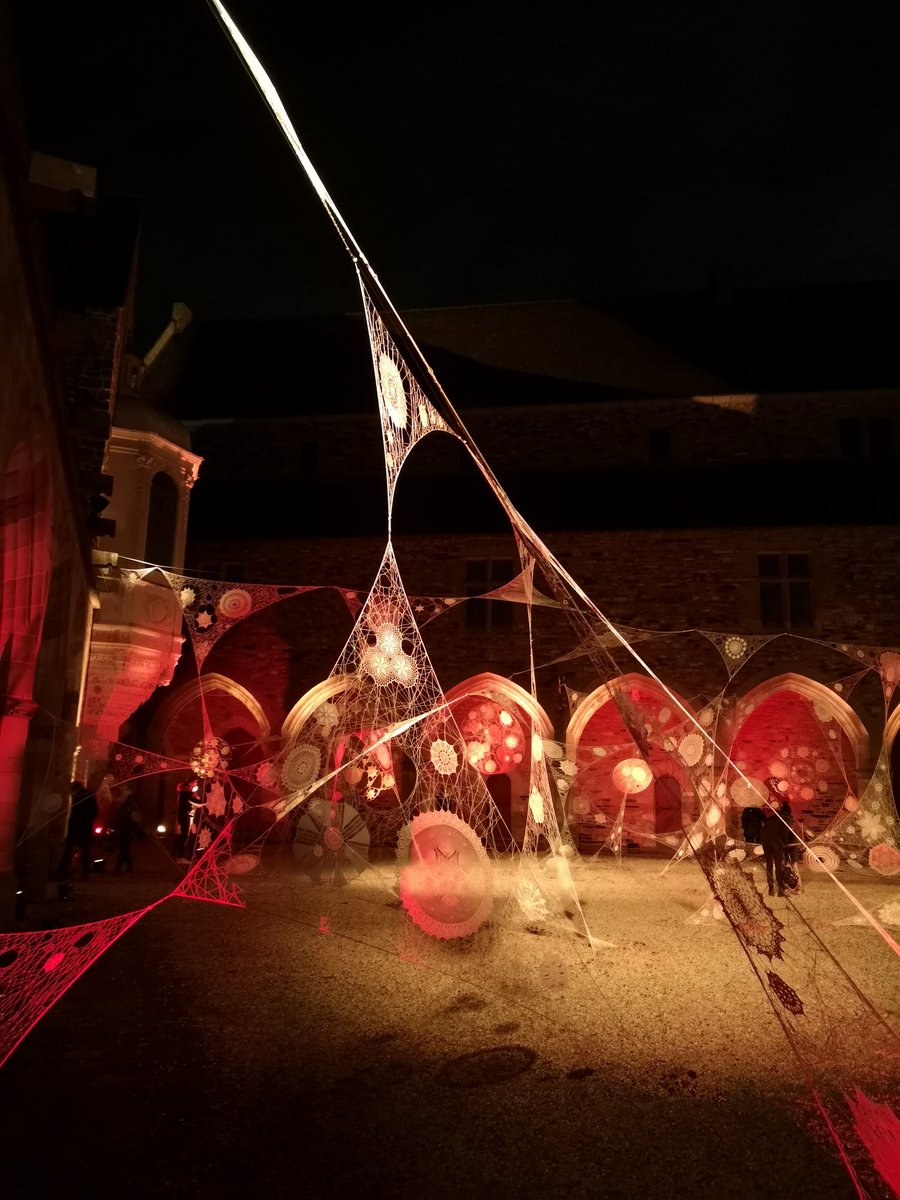 MaxTurberville's tweet photo. Sympa cette animation dans la cour du château de Vitré 🏰

📍RDV tous les soirs jusqu'au 3 janvier (sauf les 25 et 1er) de 16 h à 20 h https://t.co/o4pFfyTz3S