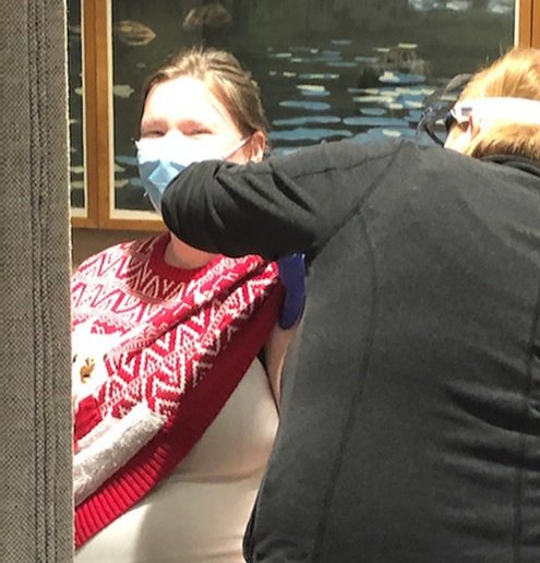 AliBauerMD's tweet photo. So honored that my fetus and I got to be vaccinated! @mfldclinic @MySMFM https://t.co/dapHkC3OX5
