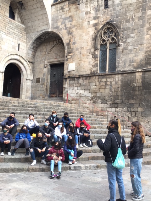 Ins4Cantons's tweet photo. Ahir l'alumnat de #2ESO va fer una ruta per la Barcelona medieval dins del TG "Un passeig per l'Edat Mitjana". Van explicar in situ el que havien après aquestes últimes setmanes. #barcelonamedieval #aprenentatgeentreiguals https://t.co/YQTstHhFak