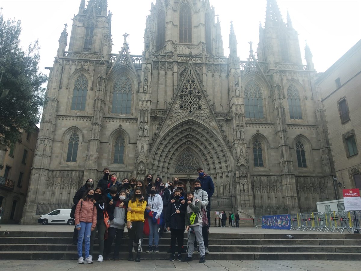 Ins4Cantons's tweet photo. Ahir l'alumnat de #2ESO va fer una ruta per la Barcelona medieval dins del TG "Un passeig per l'Edat Mitjana". Van explicar in situ el que havien après aquestes últimes setmanes. #barcelonamedieval #aprenentatgeentreiguals https://t.co/YQTstHhFak