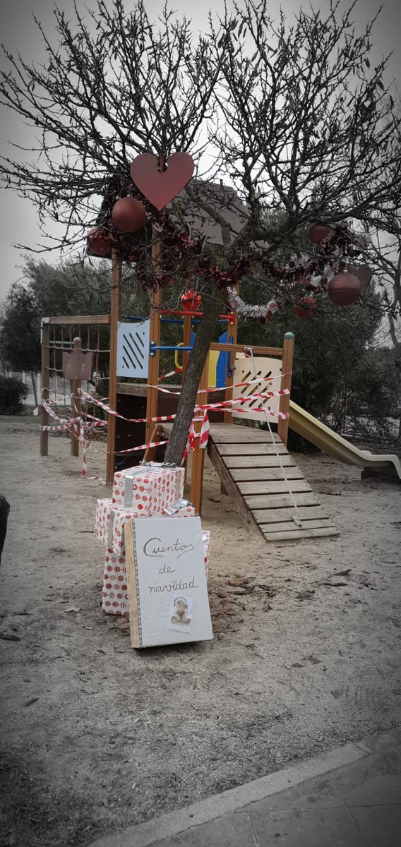 AMPArafaelalber's tweet photo. 🎄 Ha llegado la navidad al Alberti🎄 Las y los duendes han trabajado para que esta navidad de cuento 🎁 📚 sea una sorpresa para el alumnado No les ha frenado ni la 🌧. Gracias también a Paloma 🕊 que es una artista 👩‍🎨 que se ha puesto manos a la obra para que la magia continúe. https://t.co/8T80VW1udz