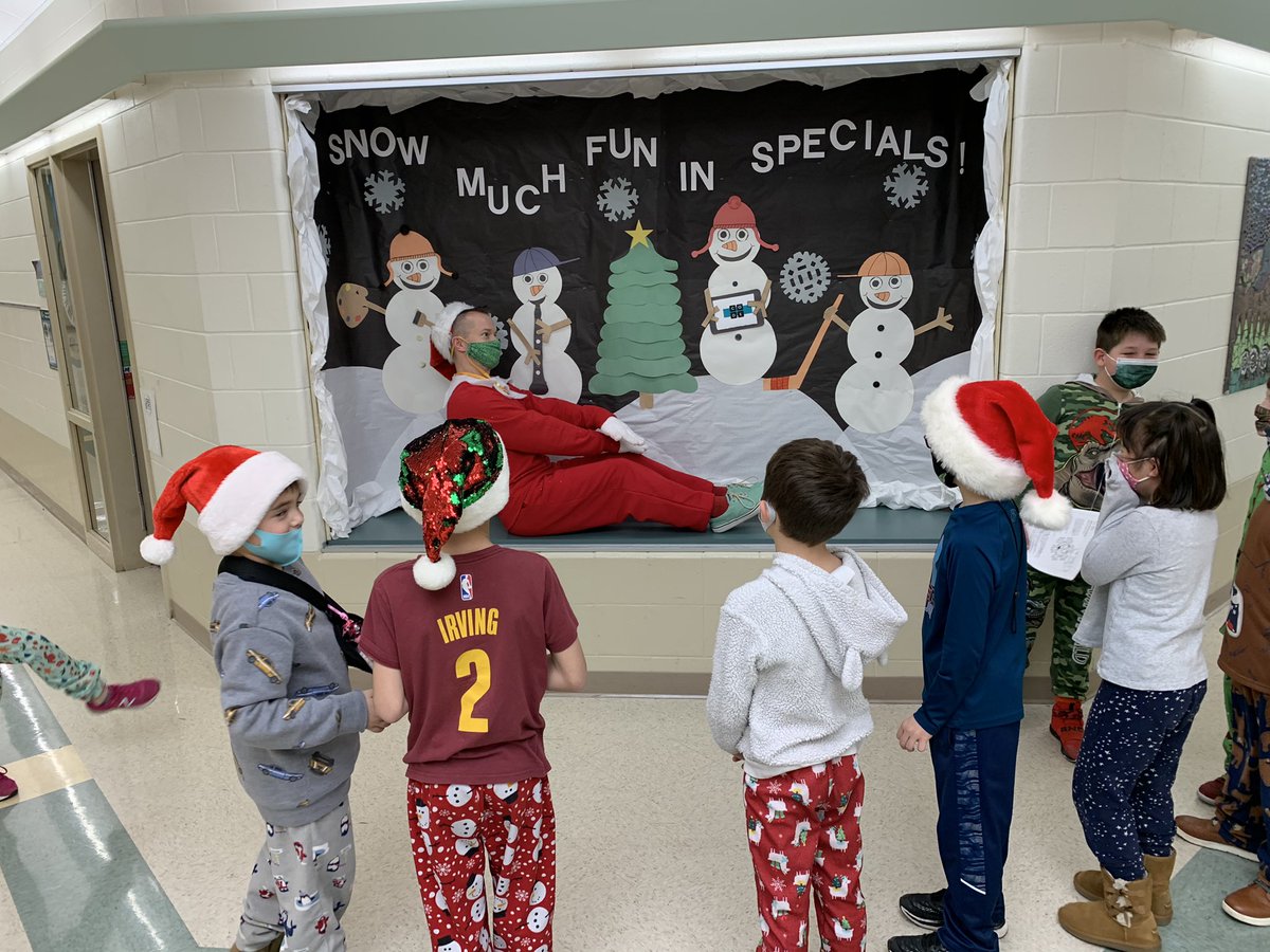 We spotted an elf on the shelf!! 💚<a href="/CntryRhodes/">Joel Rhodes</a> #bestmusicteacher #meccmoment