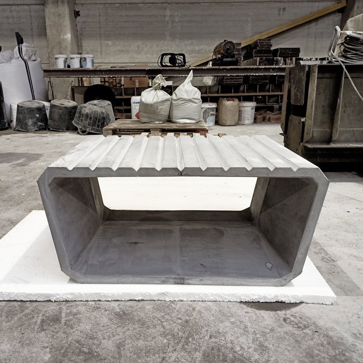 cenlitros's tweet photo. Primeira unidade dun proxecto de mobiliario urbano que co novo ano verá a luz.
@rodinas_precast
_
#banco #mobiliario #urbano #sistema #prefabricados #formigon #produto #cenlitros https://t.co/0AZTDHqYYI