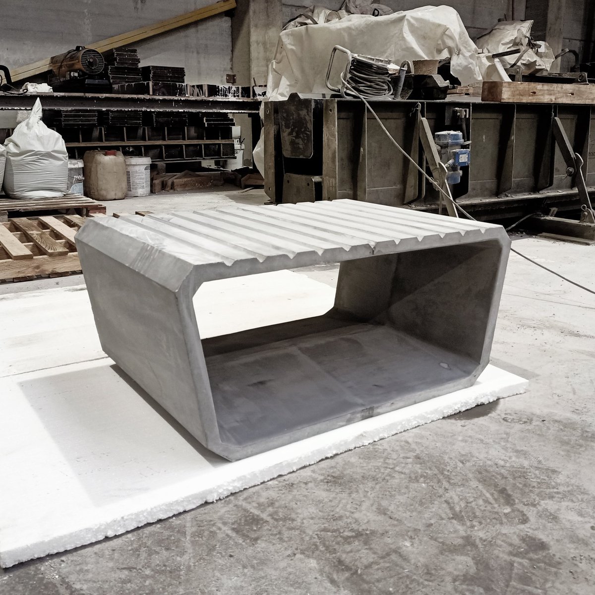cenlitros's tweet photo. Primeira unidade dun proxecto de mobiliario urbano que co novo ano verá a luz.
@rodinas_precast
_
#banco #mobiliario #urbano #sistema #prefabricados #formigon #produto #cenlitros https://t.co/0AZTDHqYYI
