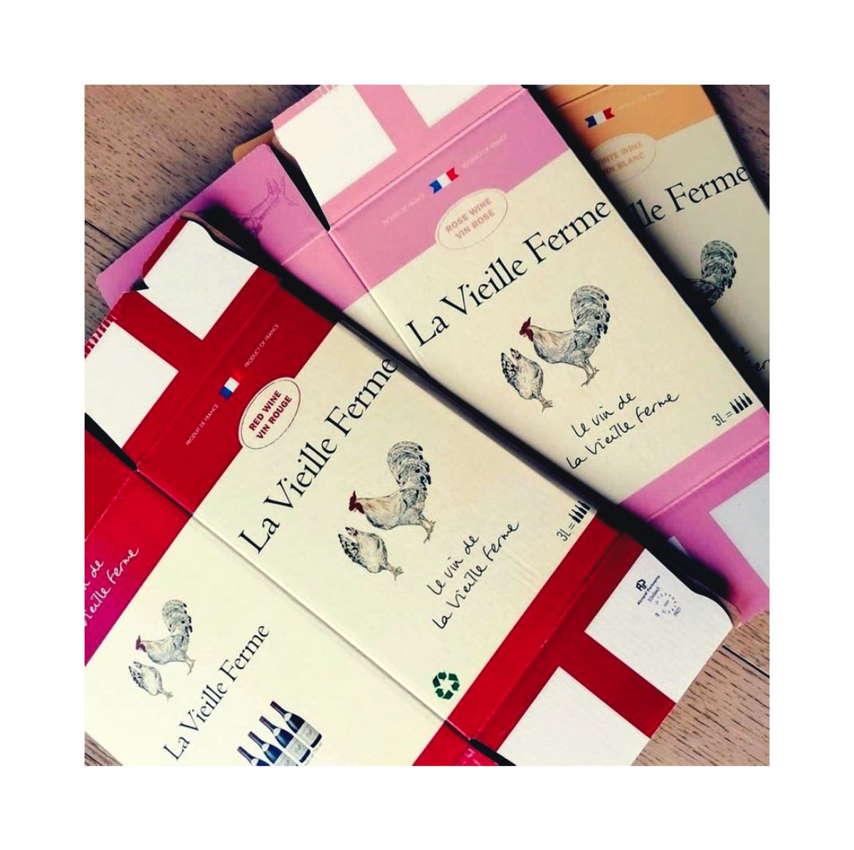 Christmas present boxes by la Vieille Ferme... 
#lavieilleferme #wine #frenchwine #3l #winebox #bib #baginbox #familysize #madetoshare #madeinfrance🇫🇷