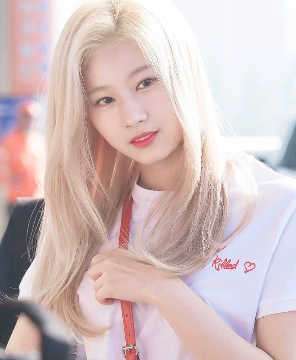 misanapic's tweet photo. ↳ Blonde hair Sana 🥺

🏷 : #Sana #사나 #Twice #트와이스 https://t.co/TWYum1hhG0