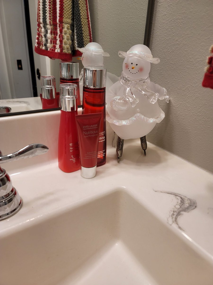 さい エスティーローダー 眠り姫のコンパクト 売り切れで注文キャンセルのお知らせ来たのに フリーサンプルだけ届いたw ラッキー 長女が使う予定のゲストバスルームに クリスマスっぽい基礎化粧品セット置いてあるけど 洗顔も揃って完璧 海外