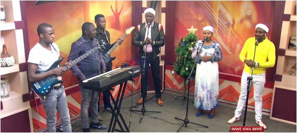 KamemeTvKenya's tweet photo. Karibu ndani ya KESHA #KigoocoLiveBand #KigoocoLive na Martin Janet na The Band 
SMS LINE :  21182 

LIVE: https://t.co/Z0u09CQqFV https://t.co/kkVCqSJUZn