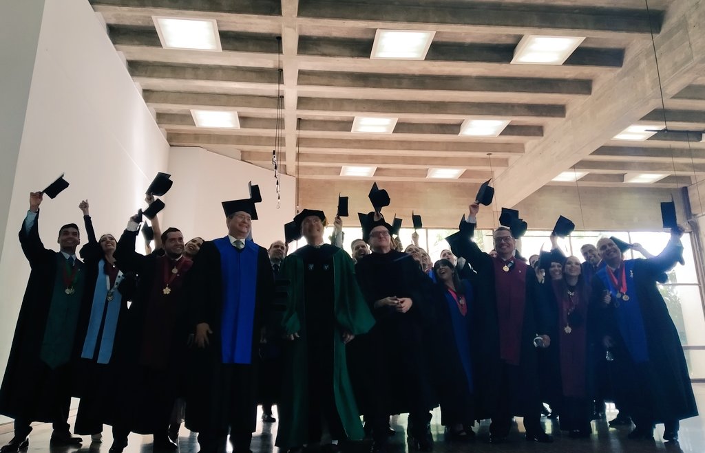 Celebramos la constancia y el empeño de un grupo de profesionales que hoy ponen fin a este camino de formación. Preparados para enfrentar nuevos retos salen a hacer realidad sus sueños y proyectos. #GraduaciónIESA #IESA55