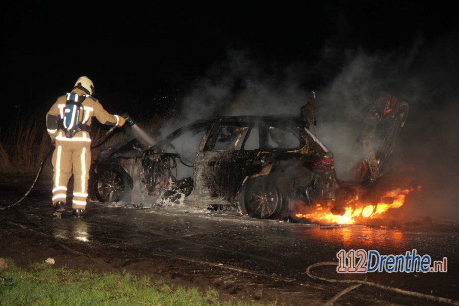 BMW volledig uitgebrand op de Hoogehaar nabij #Dalen. 112Drenthe.