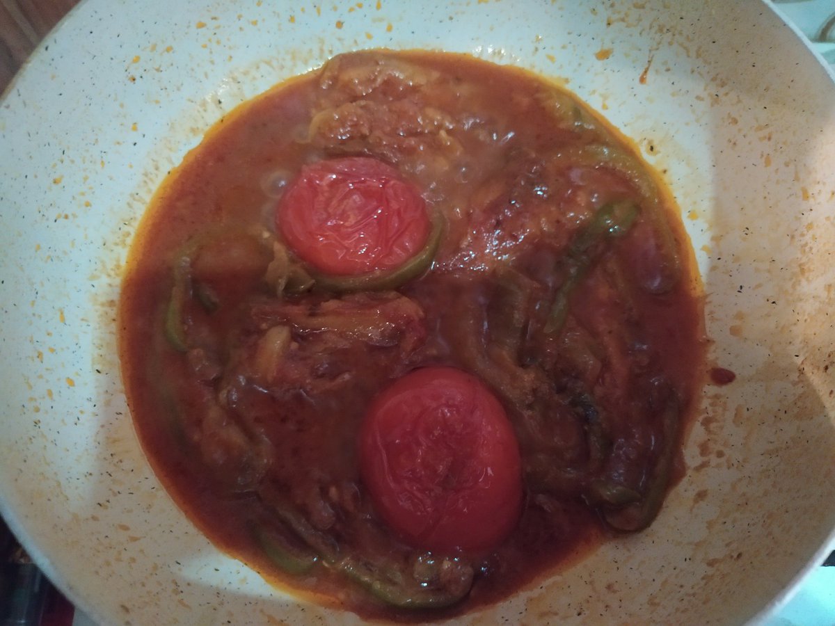 Nikonhastam's tweet photo. پسری که تنهایی خورش بادمجون درست می‌کنه چیه؟ 😋
خب حالا به نظرتون مرغانه بهش اضافه کنم یا گوشتانه؟ 😁 https://t.co/p7WyohRP9T