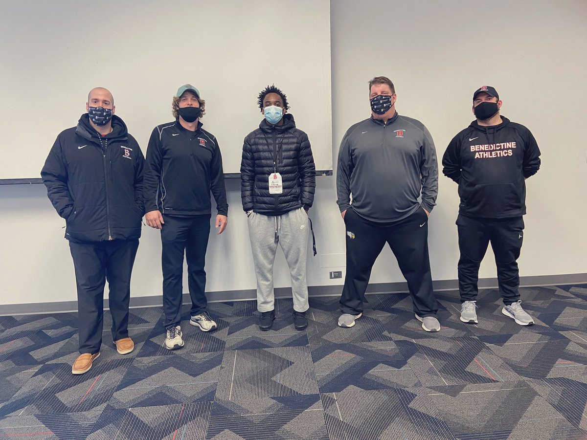 AaronObiazi's tweet photo. Had a great visit today!!@BenUEagles I’m grateful I got the chance to learn  more about the academics and sports program. Thank you @QBCoachPreston for the opportunity. @EFTfootball @CoachBigPete @BGHITMEN @EDGYTIM #212 https://t.co/glSCjqUIdI