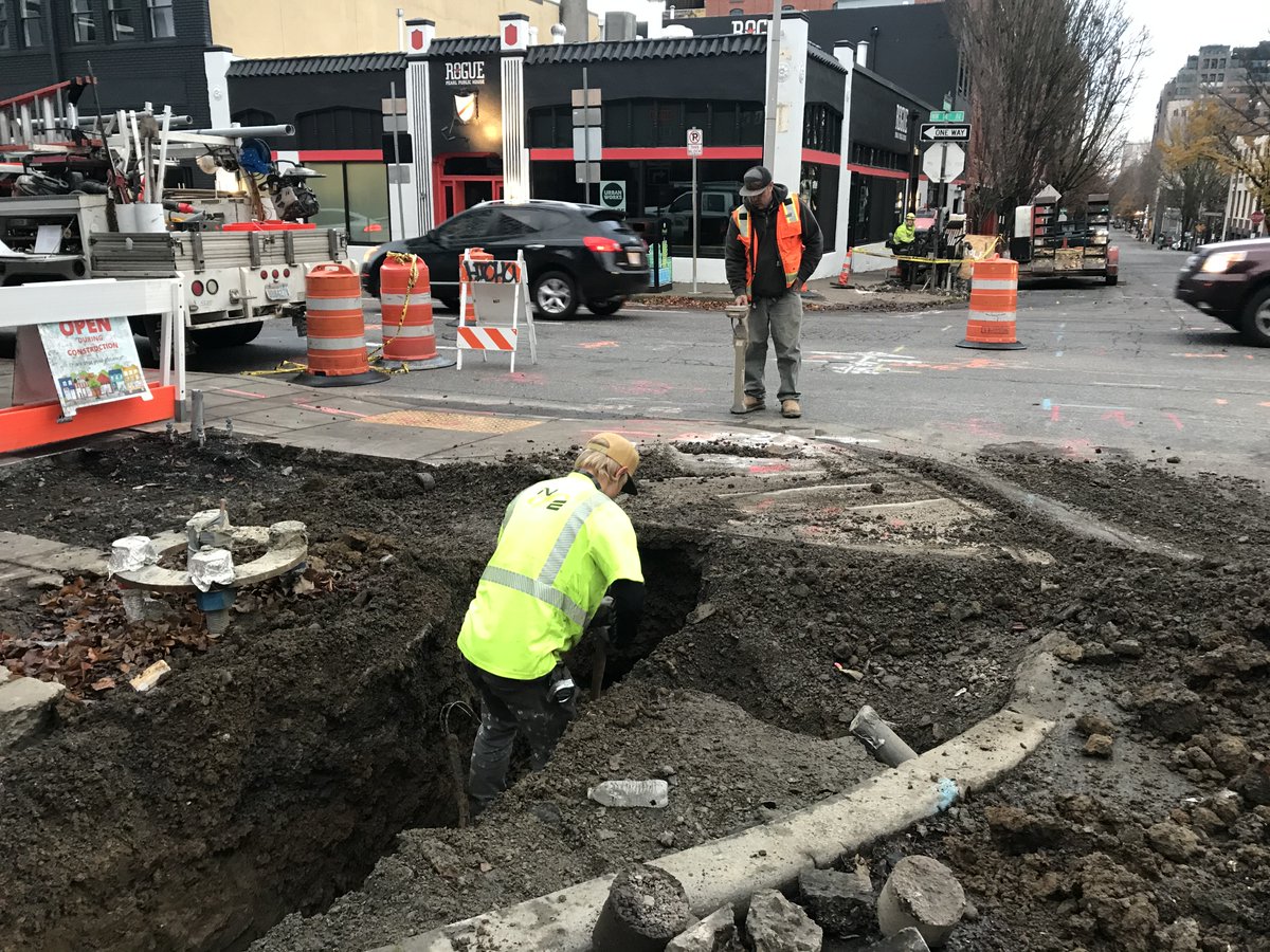 PBOTinfo's tweet photo. Happy #FlandersFriday!
We're making good progress on Flanders Crossing ahead of the bridge's installation the weekend of Jan. 8-10!
Details: https://t.co/x5V5lp2FTU
#pdxtraffic #pdxbikes #pdx #bridgetown #bridgecity https://t.co/A5toXXjkJD