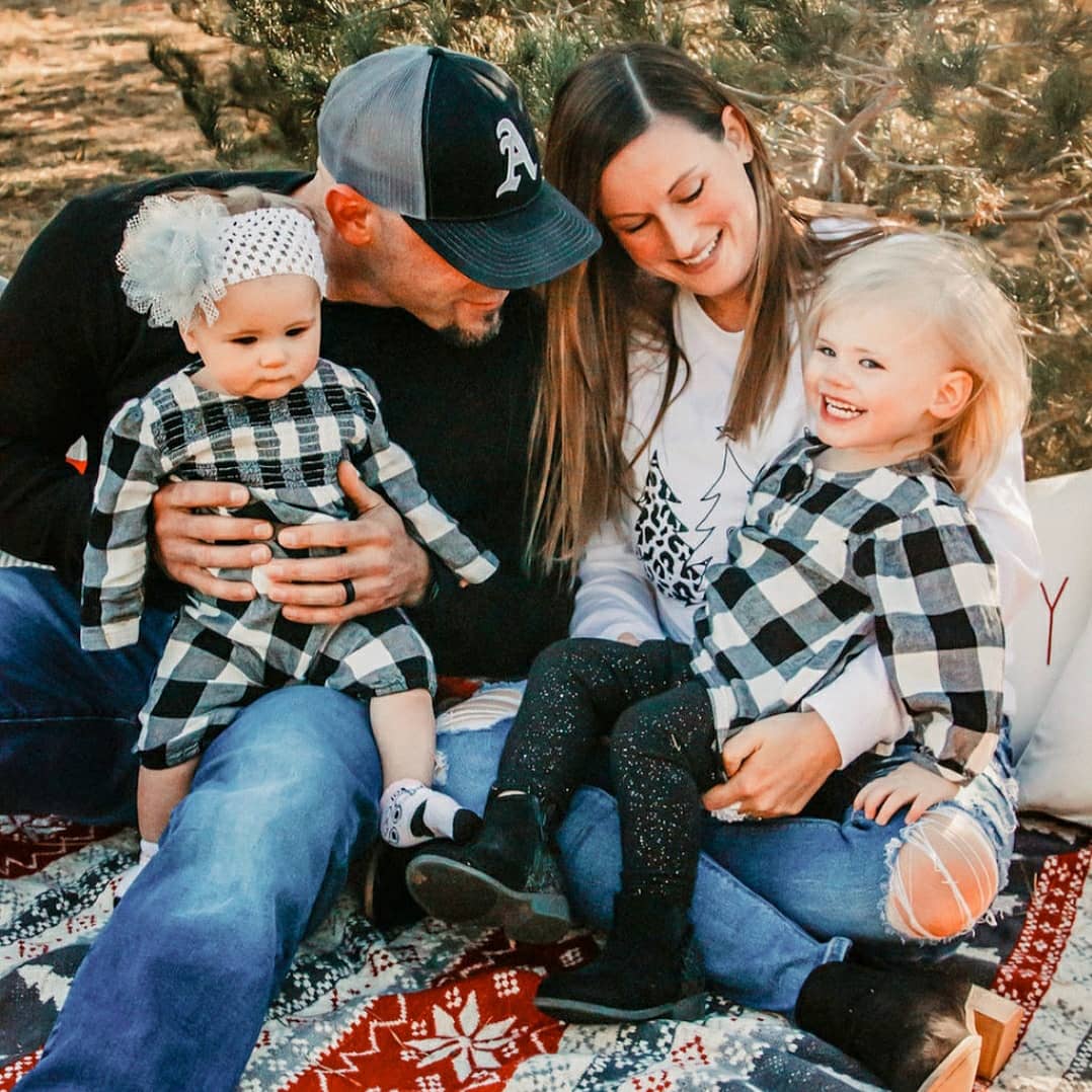 ElishaKentner's tweet photo. Merry Christmas and a Happy New Year to all, from the Kentner Family! #ivfmiracles #momofgirls #lovemyfam https://t.co/a51iJiEU3o
