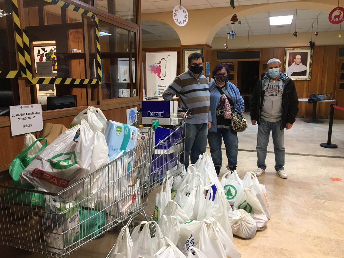 carmelitestgn's tweet photo. #PATSC La recollida d’aliments ha estat tot un èxit! Moltes, moltes gràcies famílies per la vostra col.laboració. Voluntariat amb i des del COR #viucarmelites #somifemescola https://t.co/j6DZg0kX8r