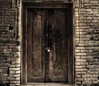 مَررتُ بدارِهم شـــوقاً إليهـا
لَعــلّي ألمــحُ الأحبابَ فيهــا

فما من نائمٍ في الدارِ يصحو
وما  من  زائــرٍ يدنـــو إليهــا

سـألتُ الجـارَ ما الأخبارُ قل لي
فقال : الــــدار أبقى من ذويها

ألــمْ تعلمْ بـأنَّ الناسَ تمضي
وتبقــى الــدارُ تنعي سـاكنيها 😭