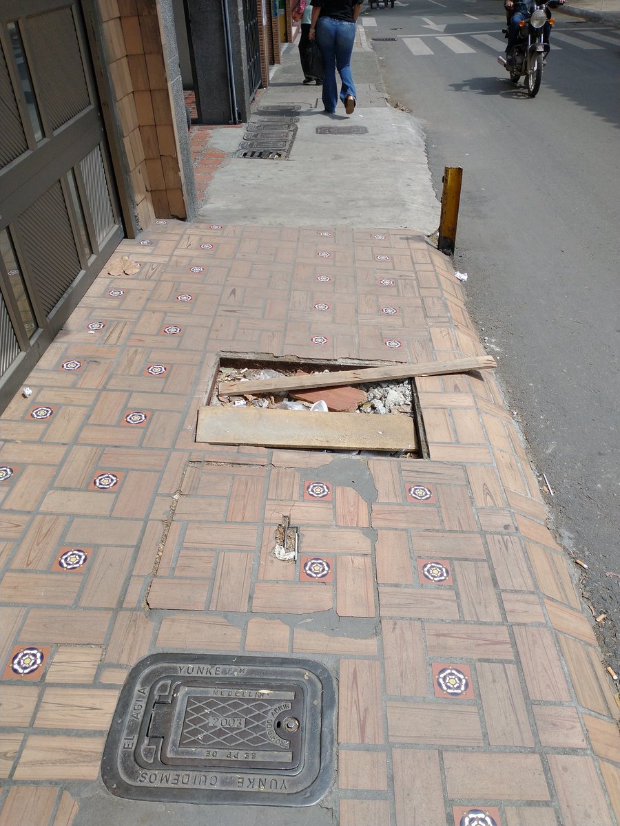 Nos reportan hueco en andén cerca al parque Belén, al parecer es un hueco de las cajas de los teléfonos <a href="/EPMestamosahi/">EPM estamos ahí</a> en la calle 31. Parque Belén.