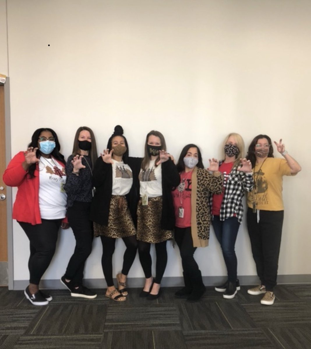 MrsHernandezv's tweet photo. Loving my work family ❤️❤️❤️❤️❤️❤️ #cheetahprint #ouidabest #holidayfun @OBMSbulldogs https://t.co/KjjXNxG0gX