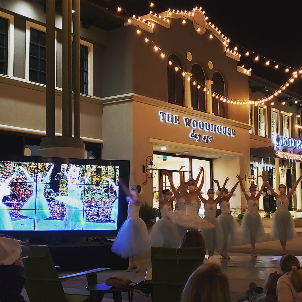 MagicCityPA's tweet photo. LAST PUBLIC SHOWING OF NUTCRACKER TONIGHT IN @SAKS PLAZA 
https://t.co/4nR8wvrbkx

This only happens with the help of great sponsors!
@DrummondCo @AmFirstFCU @warrenaverett @dermskincare @gk_community https://t.co/bgx73kPX39