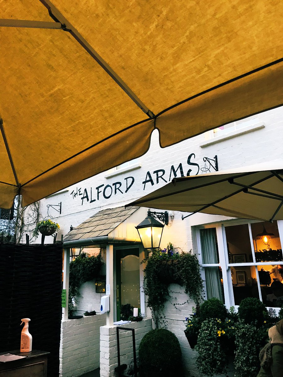 YatesyBoy55's tweet photo. Lovely day out with friends on the @alfordarmsHP1 Xmas cycle. No better place to end the ride! @jwollington #SuperPub https://t.co/bd5d5vDtaG