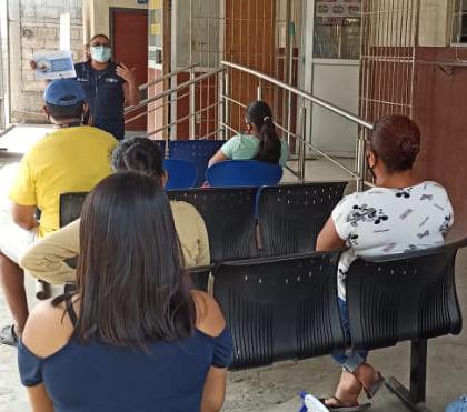 Salud_Guayas's tweet photo. Personal de salud imparte asesorías educomunicacionales a la comunidad de #BastiónPopular y #Orquídeas, sobre donación de sangre, el uso correcto de la mascarilla para evitar la propagación del #COVID19 y medidas de prevención contra la diabetes. #PrevenciónEsSalud https://t.co/MnGfvmOxDX