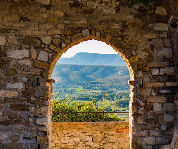 The towns and villages of Provence become hives of activity in the summer and with lots to see and do it can be a fantastic time to get out and explore. But where to begin?

aluxurytravelblog.com/2019/05/15/vil…

#provence #provenceinthesummer #provencetowns #exploreprovence #olivesandvines