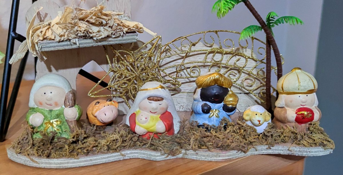 A ver, una cosita. ¿Por qué en este portal comprado con el mayor de los cariños falta un rey? ¿Acaso lo de la fuga del Rey Emérito ya estaba escrito en las antiguas escrituras? No somos nadie...