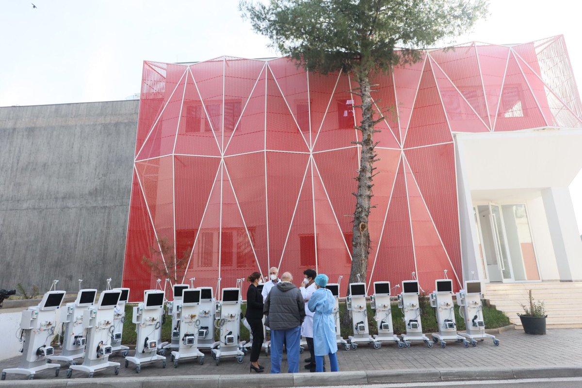 GManastirliu's tweet image. 🏥 44 respiratorë të rinj, të fjalës së fundit të teknologjisë, financim i buxhetit të shtetit, i janë shtuar flotës së aparaturave  në shërbimin shëndetësor publik për përballimin e situatës së epidemisë ✅ 

#ForcojmëKapacitetet 
#Bashkë 🤜#COVID19🤛