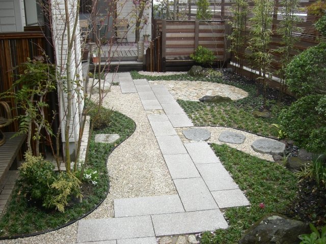 庭の写真館 落ち着いた和風の庭が好き でも 手入れが面倒な松や槇を使った和風の庭 が嫌いな方は 新緑 開花 結実 紅葉と 一年を通して季節ごとに変化が楽しめる和風の木と 下草や山野草などを植えて 景石や石灯篭 蹲などで調和させた庭を造って 庭の写真館 落ち着いた和風の庭が好き でも 手入れが面倒な松や槇を使った和風の庭 が嫌いな方は 新緑 開花 結実 紅葉と 一年を通して季節ごとに変化が楽しめる和風の木と 下草や山野草などを植えて 景石や石灯篭 蹲などで調和させた庭を造って