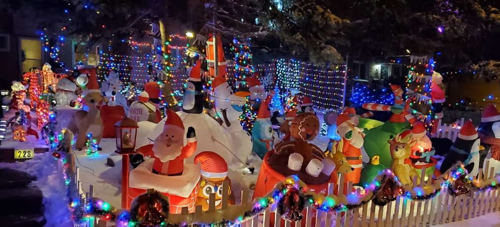 DecorateBrenyon's tweet photo. Ward 25 Holiday Light Contest is Open for Voting.
Your support is appreciated!!
https://t.co/F5M5jf1BFU https://t.co/rrRU0E5We8