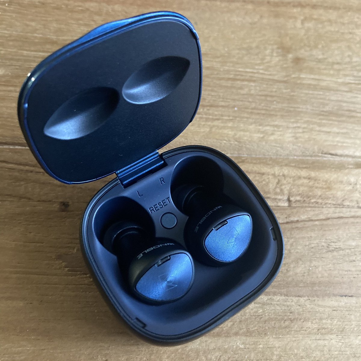 usao230's tweet image. 昨日の夜届いたー🙌
自分で買った初のワイヤレスイヤホン🎧✨
エージングしてどう変わるか楽しみすぎる♪
が、タップセンサーをうまく使いこなせないー😂
私の使い方が悪いのか何なのか。。。

#FALCONPRO