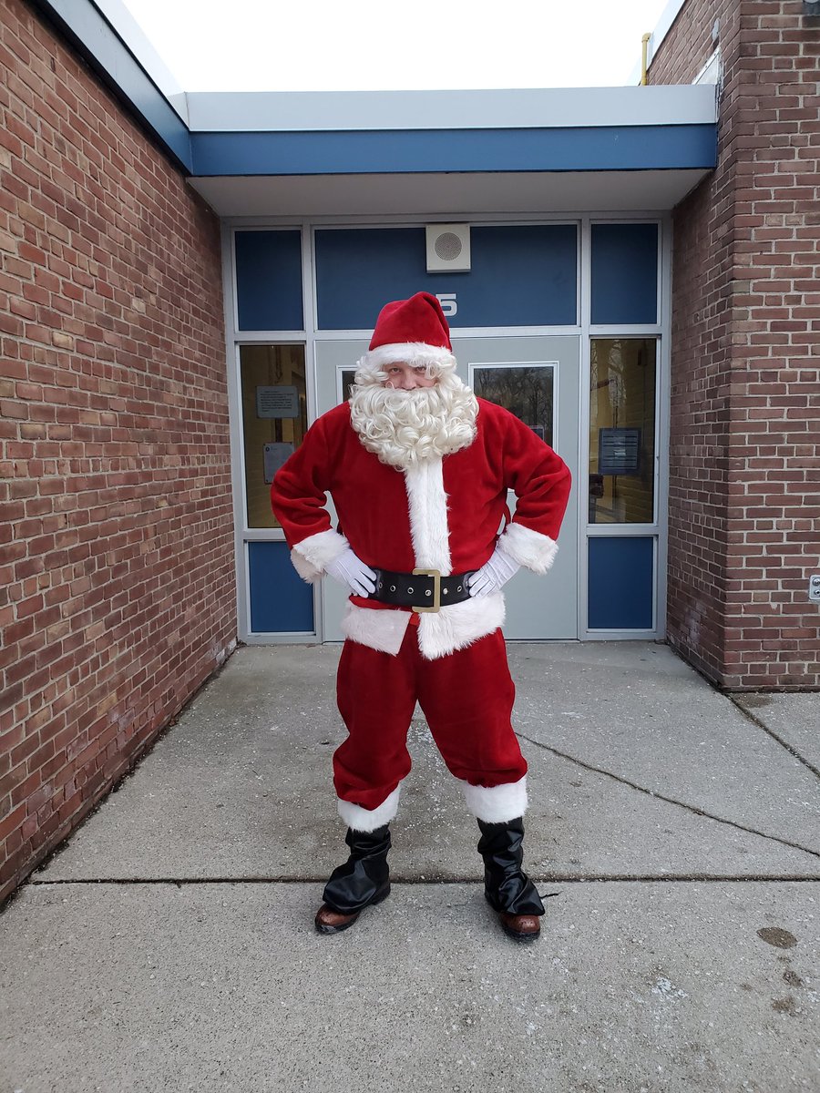 jlecker12's tweet photo. Shout out to the amazing staff @RooseveltTigers for helping the PTA in our Tiger Express! And thanks to all the families that were able to make this event so successful! #livoniapride https://t.co/qfyIwCa35e