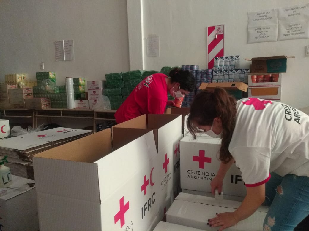 ✅🙋🏽‍♂️🙋🏽‍♀️Nuestras voluntarias y voluntarios continúan con el armado de📦Kits de Ayuda Humanitaria. 

📦 Los mismos serán entregados a familias migrantes que se encuentran en Córdoba. 

#CruzRojaSiempreEstá ♥️💪🏼 #quedateencasa #ayudahumanitaria