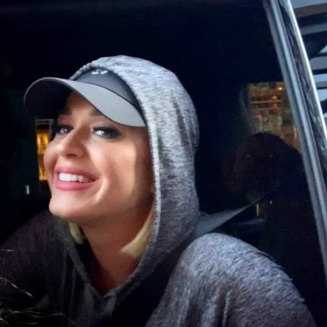 perry_troll's tweet photo. BUY CRY ABOUT IT LATER

Hagan stream en todo los vídeos de Katy en YouTube. https://t.co/uNlmNy0acJ