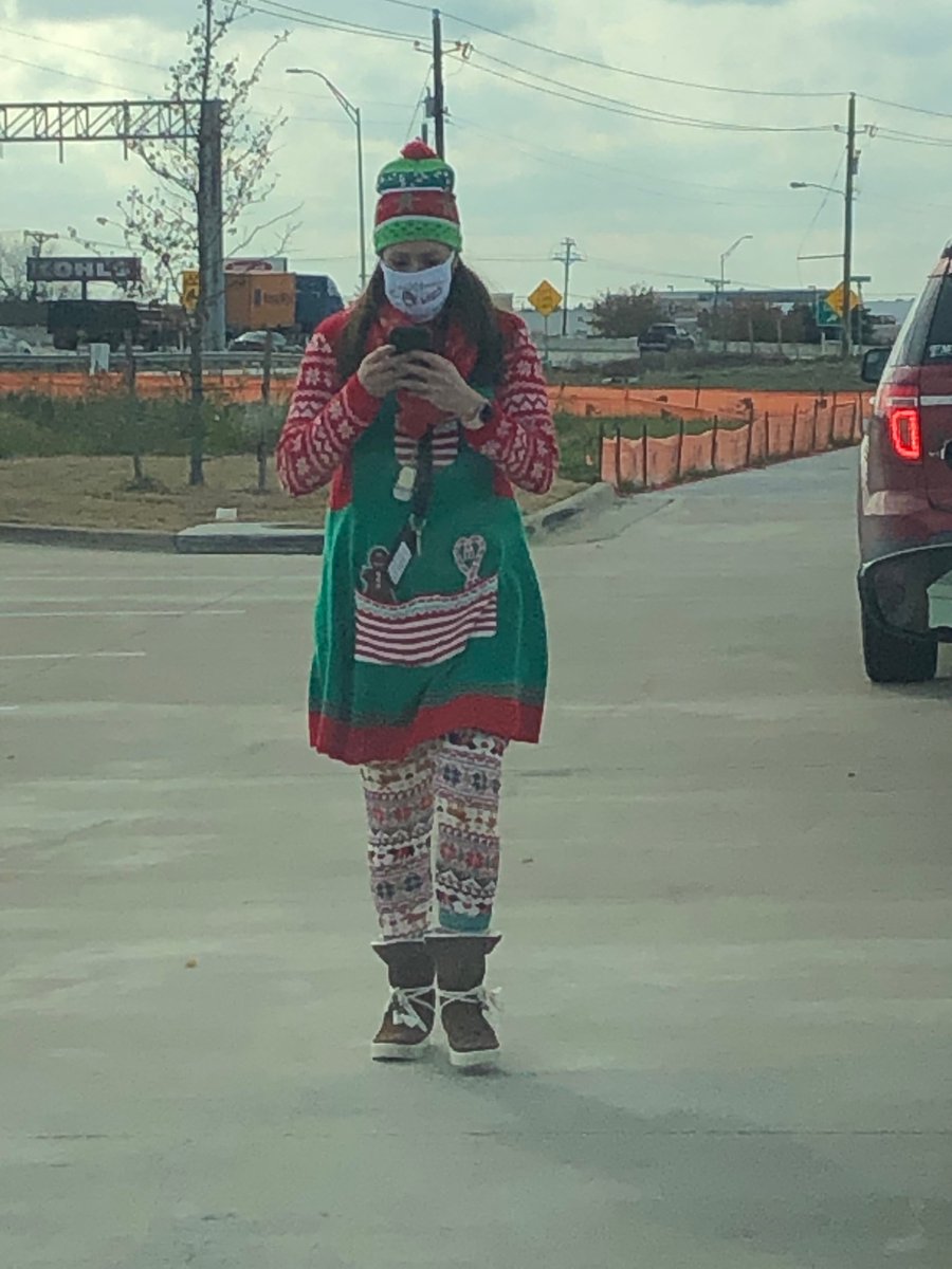 Our amazing admin team hustlin and bustlin to distribute staff meals from Texas Roadhouse! You guys ROCK!!! 🎄🎁🎉🎅❤️ #RCISDJOY #servantleadership #generosity #bulldogfam <a href="/RoyseCityHS/">Royse City HS</a> <a href="/RoyseCityISD/">Royse City ISD</a>