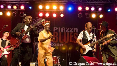 SolRoots's tweet photo. Throwback to #Bellinzona Fest with #MusicMakerRevue #BeverlyGuitarWatkins #AlbertWhite #AldophusBell #AlabamaSlim @SolRoots #EddieTigner and more.

@MusicMakerBlues @BluesHour @Jazzineu @blues_bmii @Switzerland @BluesMagazine @EuropeanBluesR @AmeriBluesScene 

photo: #DraganTasic https://t.co/qpCl3fdjty