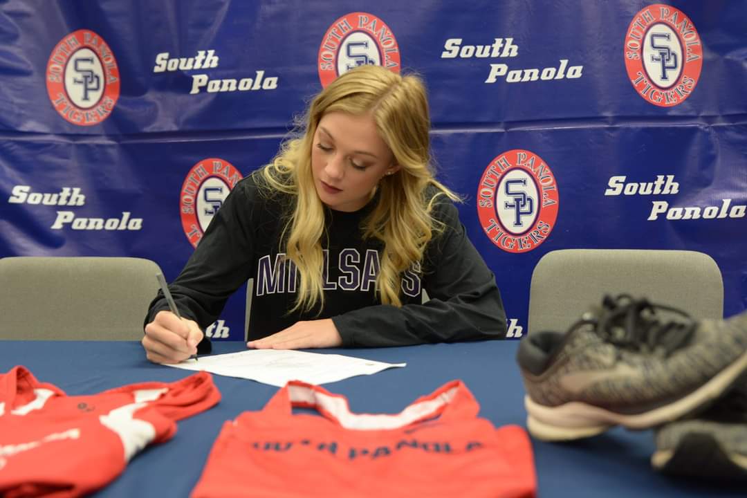 TylerRose_09's tweet photo. signing day #1 💜 #crosscountry #MajorPride https://t.co/bvS3hnnaB3